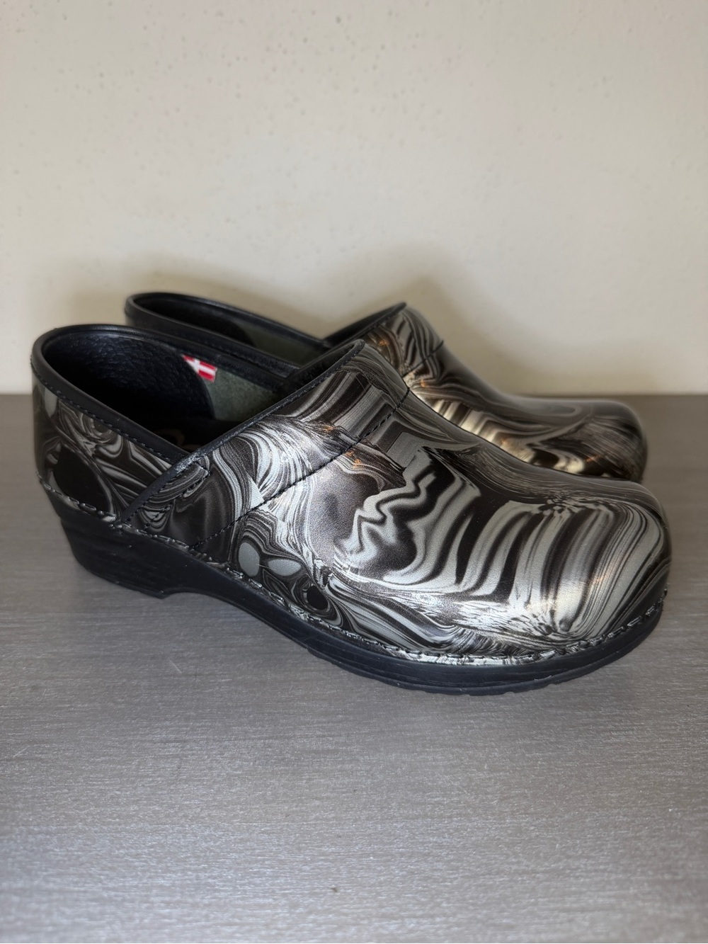 Sanita Original  Black/Silver Grey Abstract Design Patent Clogs Size 37 Very Gd